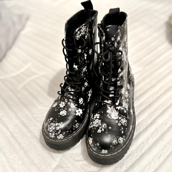 Jellypop Black Floral Women’s Combat Chunky Boots Moto size EU 37 women’s 6.5 - Picture 2 of 4